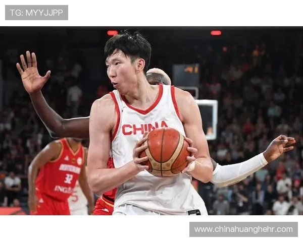 周琦带领中国篮球走向新高峰 跨越挑战与突破展现实力风采 周琦带领中国篮球走向新高峰 跨越挑战与突破展现实力风采