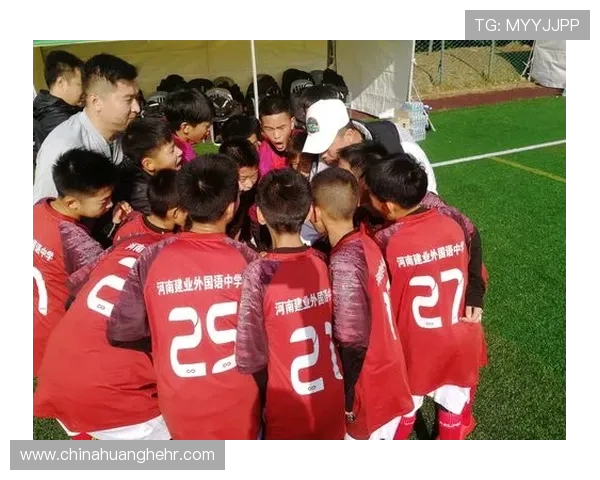 探索世界顶级足球运动员的职业生涯与成就，揭示他们背后的努力与拼搏